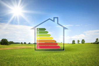 Maison verte au soleil avec graphique d'efficacité énergétique