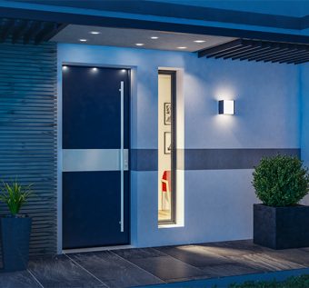 Gamme de porte d'entrée acier Newsteel. Porte Peps option leds GIMM Menuiseries