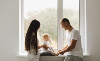 Famille devant une fenêtre